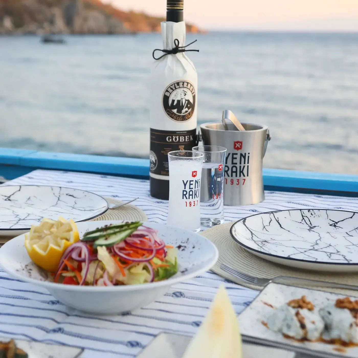 Rakı kadehi ve meze tabakları